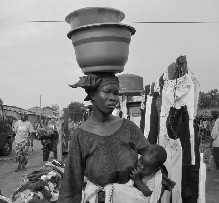 Mujer africa cargando en cabeza
