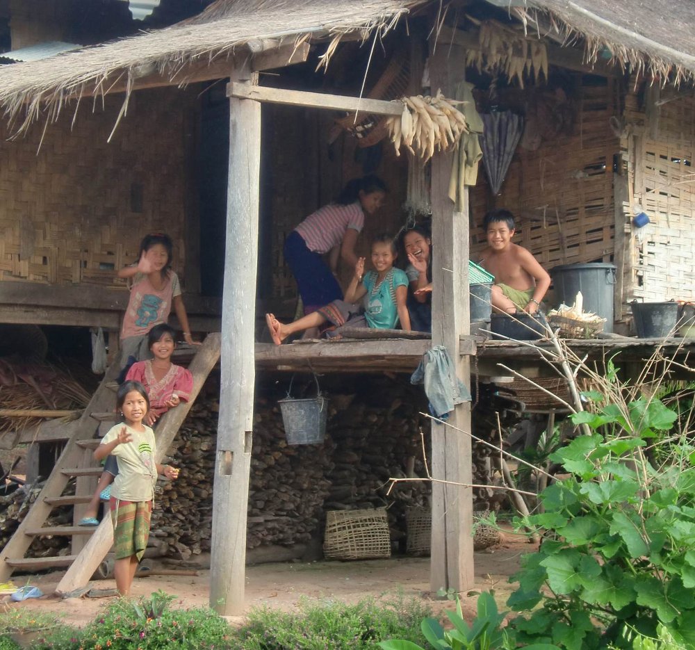 Niños sonrientes de poblados laosianos