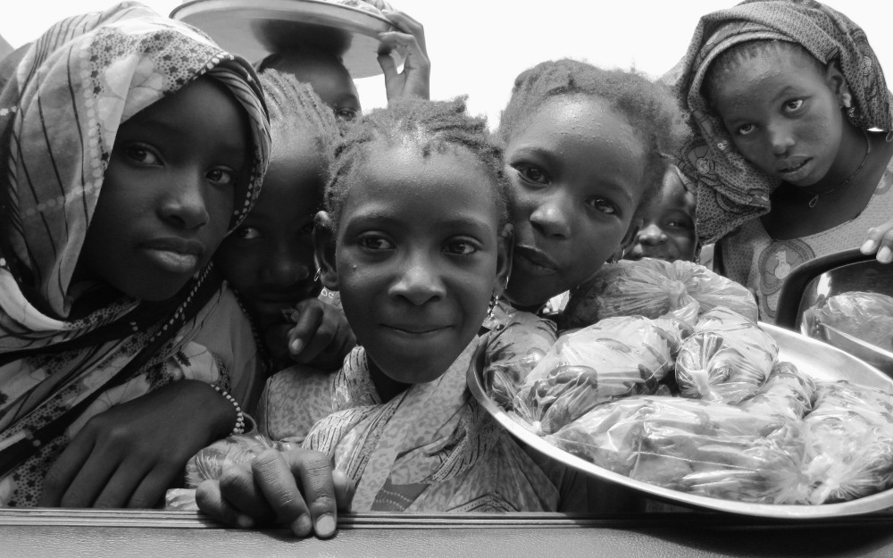 niñas vendiendo comida en africa