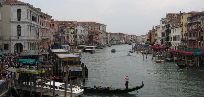 Canales y góndolas en Venecia