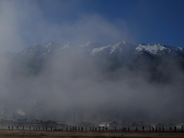 amanecer nieve niebla montaña himalaya