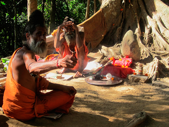 Saddhus anacoretas fumando en India