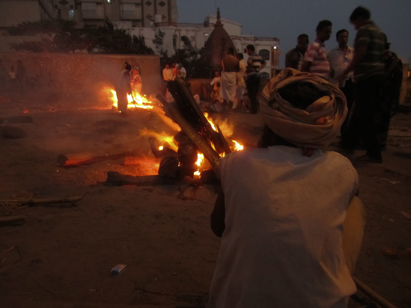 Viaje a India: Rituales de incineración y cremación del hinduismo