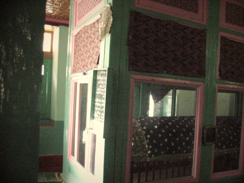 Interior de la tumba de Jesús en Srinagar (India)